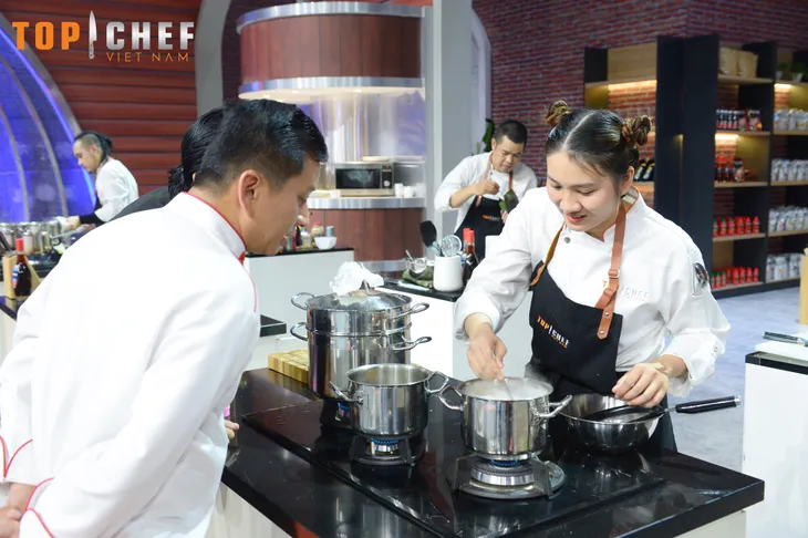 Top Chef - Tập 6: Kỷ lục món cuốn dài 3,3m với 10 hương vị khác biệt - Ảnh 9. Top Chef - Tập 6: Kỷ lục món cuốn dài 3,3m với 10 hương vị khác biệt - Ảnh 9.