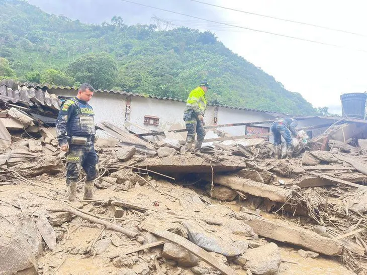 Lở đất tại Colombia khiến 14 người thiệt mạng, nhiều người mất tích - Ảnh 2. Lở đất tại Colombia khiến 14 người thiệt mạng, nhiều người mất tích - Ảnh 2.