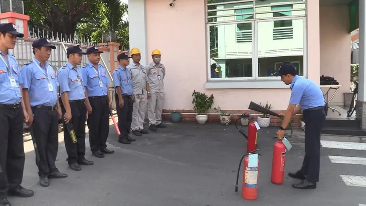 Phát triển mô hình Đội công nhân xung kích bảo vệ ANTT tại khu công nghiệp - Ảnh 2. Phát triển mô hình Đội công nhân xung kích bảo vệ ANTT tại khu công nghiệp - Ảnh 2.