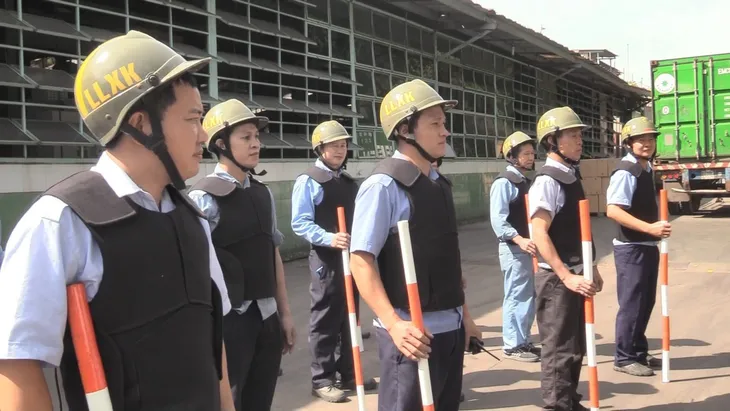 Phát triển mô hình Đội công nhân xung kích bảo vệ ANTT tại khu công nghiệp - Ảnh 3. Phát triển mô hình Đội công nhân xung kích bảo vệ ANTT tại khu công nghiệp - Ảnh 3.