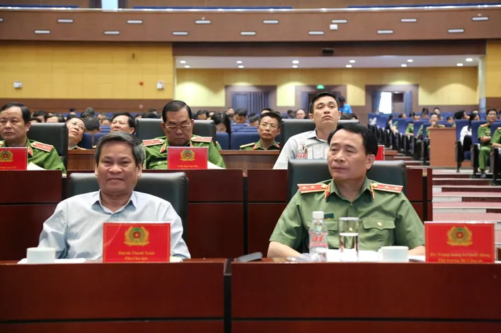 Phát triển mô hình Đội công nhân xung kích bảo vệ ANTT tại khu công nghiệp - Ảnh 1. Phát triển mô hình Đội công nhân xung kích bảo vệ ANTT tại khu công nghiệp - Ảnh 1.