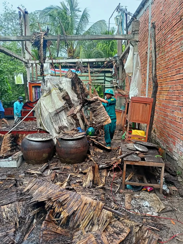 Kiên Giang: Gần 600 cán bộ, chiến sĩ hỗ trợ nhân dân khắc phục hậu quả thiên tai - Ảnh 2.