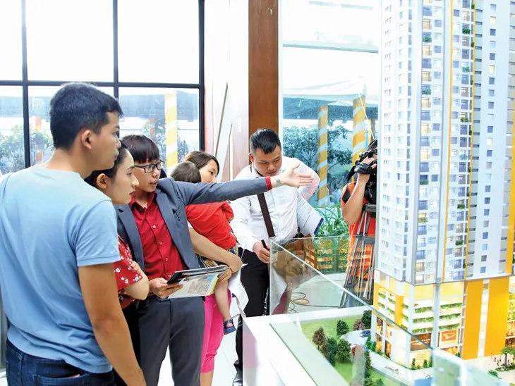 Băn khoăn khi giao dịch bất động sản qua sàn - Ảnh 1. Băn khoăn khi giao dịch bất động sản qua sàn - Ảnh 1.
