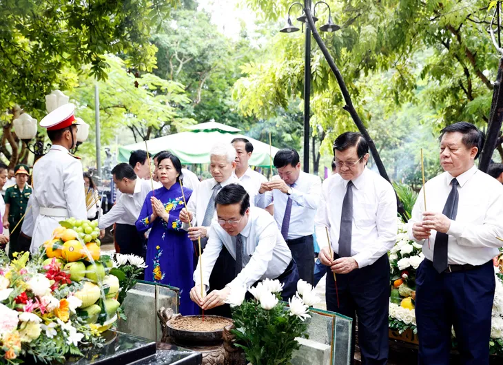 Lễ giỗ các anh hùng liệt sĩ hy sinh tại Côn Đảo - Ảnh 2. Lễ giỗ các anh hùng liệt sĩ hy sinh tại Côn Đảo - Ảnh 2.
