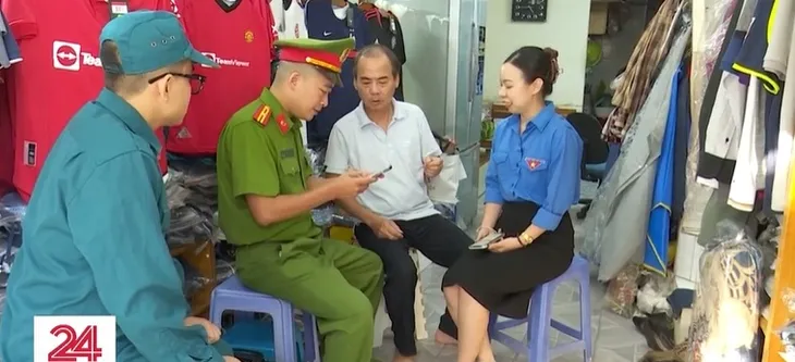 Muôn kiểu khó khi vận động người dân làm định danh điện tử - Ảnh 1. Muôn kiểu khó khi vận động người dân làm định danh điện tử - Ảnh 1.