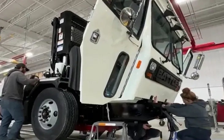 Năm 2023 vẫn còn không ít cơn gió ngược tác động tới nền kinh tế thế giới - Ảnh 2. Năm 2023 vẫn còn không ít cơn gió ngược tác động tới nền kinh tế thế giới - Ảnh 2.