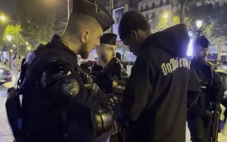 Bạo loạn tại Pháp: Tổng thống Emmanuel Macron hoãn chuyến thăm tới Đức - Ảnh 2. Bạo loạn tại Pháp: Tổng thống Emmanuel Macron hoãn chuyến thăm tới Đức - Ảnh 2.