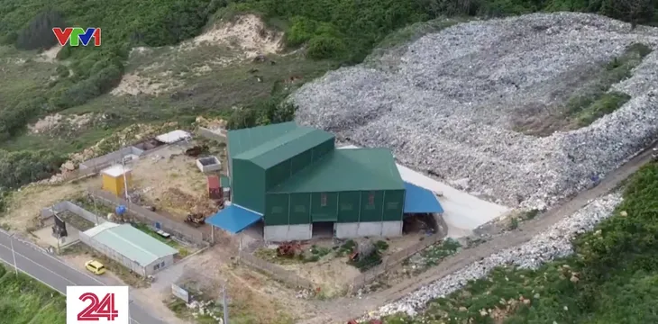 Di tích lịch sử bị ô nhiễm vì rác thải - Ảnh 3. Di tích lịch sử bị ô nhiễm vì rác thải - Ảnh 3.