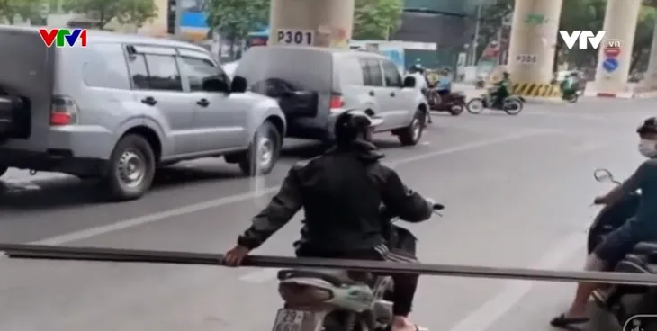 Va chạm do xe máy chở thanh sắt dài hàng mét chắn ngang đường - Ảnh 1. Va chạm do xe máy chở thanh sắt dài hàng mét chắn ngang đường - Ảnh 1.