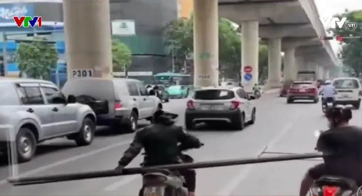 Va chạm do xe máy chở thanh sắt dài hàng mét chắn ngang đường - Ảnh 2. Va chạm do xe máy chở thanh sắt dài hàng mét chắn ngang đường - Ảnh 2.