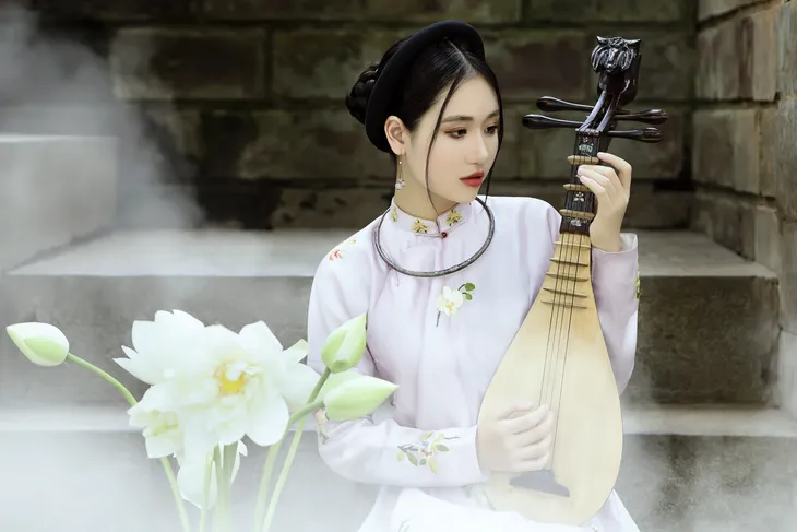 Quán quân mẫu nhí Minh Anh cuốn hút với trang phục truyền thống - Ảnh 1. Quán quân mẫu nhí Minh Anh cuốn hút với trang phục truyền thống - Ảnh 1.