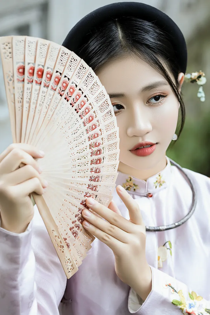 Quán quân mẫu nhí Minh Anh cuốn hút với trang phục truyền thống - Ảnh 3. Quán quân mẫu nhí Minh Anh cuốn hút với trang phục truyền thống - Ảnh 3.