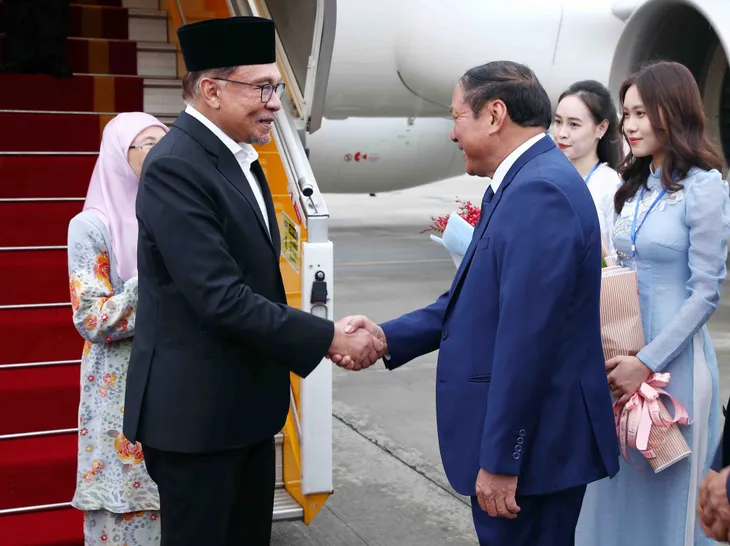 Thủ tướng Malaysia đến Hà Nội, bắt đầu chuyến thăm chính thức Việt Nam - Ảnh 1. Thủ tướng Malaysia đến Hà Nội, bắt đầu chuyến thăm chính thức Việt Nam - Ảnh 1.