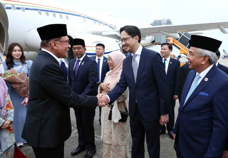 Thủ tướng Malaysia đến Hà Nội, bắt đầu chuyến thăm chính thức Việt Nam - Ảnh 2. Thủ tướng Malaysia đến Hà Nội, bắt đầu chuyến thăm chính thức Việt Nam - Ảnh 2.