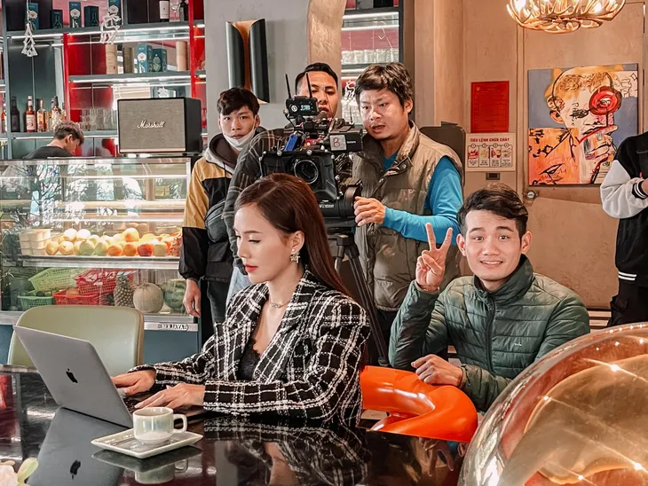 Loạt trang phục siêu lố của Mai Anh phim Nơi giấc mơ tìm về - Ảnh 14. Loạt trang phục siêu lố của Mai Anh phim Nơi giấc mơ tìm về - Ảnh 14.