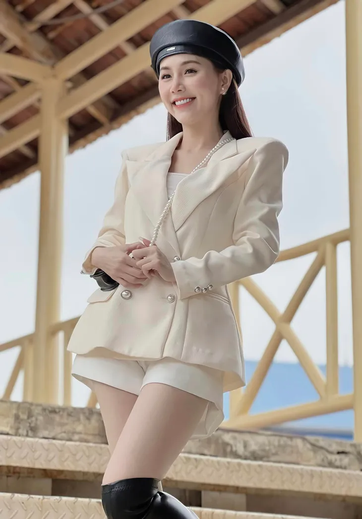 Loạt trang phục siêu lố của Mai Anh phim Nơi giấc mơ tìm về - Ảnh 9. Loạt trang phục siêu lố của Mai Anh phim Nơi giấc mơ tìm về - Ảnh 9.