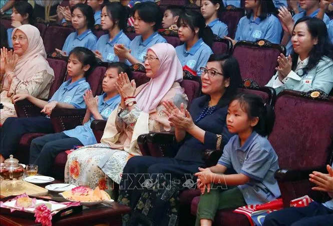 Phu nhân Thủ tướng Malaysia ấn tượng với nghệ thuật múa rối nước của Việt Nam - Ảnh 2. Phu nhân Thủ tướng Malaysia ấn tượng với nghệ thuật múa rối nước của Việt Nam - Ảnh 2.