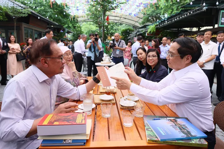 Hai Thủ tướng Việt Nam và Malaysia thăm phố sách Hà Nội - Ảnh 2. Hai Thủ tướng Việt Nam và Malaysia thăm phố sách Hà Nội - Ảnh 2.