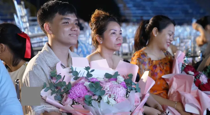 Tân Hoa hậu Ý Nhi công khai bạn trai và gia thế ngay sau phút đăng quang - Ảnh 1.