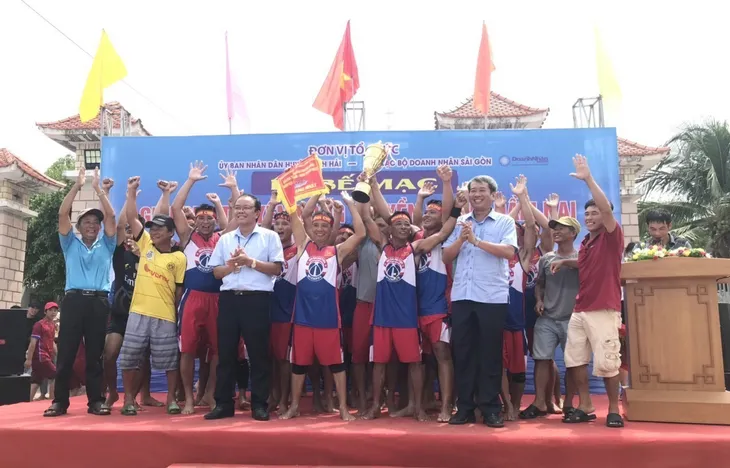 Ninh Thuận: Tưng bừng khai mạc giải đua thuyền Rồng truyền thống Đầm Nại năm 2023 - Ảnh 1. Ninh Thuận: Tưng bừng khai mạc giải đua thuyền Rồng truyền thống Đầm Nại năm 2023 - Ảnh 1.