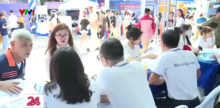 Thí sinh tìm kiếm cơ hội ngành nghề xét tuyển đại học 2023 - Ảnh 2. Thí sinh tìm kiếm cơ hội ngành nghề xét tuyển đại học 2023 - Ảnh 2.
