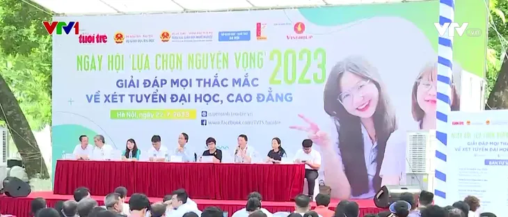 Thí sinh tìm kiếm cơ hội ngành nghề xét tuyển đại học 2023 - Ảnh 1. Thí sinh tìm kiếm cơ hội ngành nghề xét tuyển đại học 2023 - Ảnh 1.