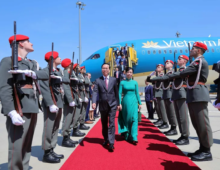 Chủ tịch nước Võ Văn Thưởng tới Vienna, bắt đầu thăm chính thức CH Áo - Ảnh 3. Chủ tịch nước Võ Văn Thưởng tới Vienna, bắt đầu thăm chính thức CH Áo - Ảnh 3.