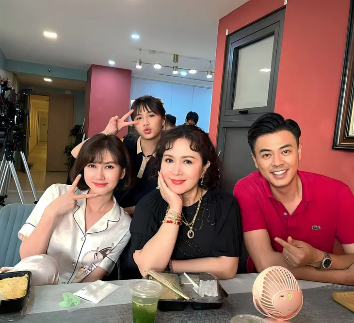 Món quà của cha: Thái Vũ điển trai, Ngọc Huyền nhí nhảnh trên phim trường - Ảnh 12. Món quà của cha: Thái Vũ điển trai, Ngọc Huyền nhí nhảnh trên phim trường - Ảnh 12.