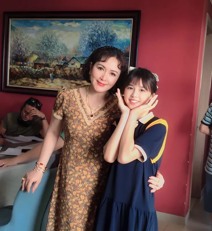 Món quà của cha: Thái Vũ điển trai, Ngọc Huyền nhí nhảnh trên phim trường - Ảnh 13. Món quà của cha: Thái Vũ điển trai, Ngọc Huyền nhí nhảnh trên phim trường - Ảnh 13.