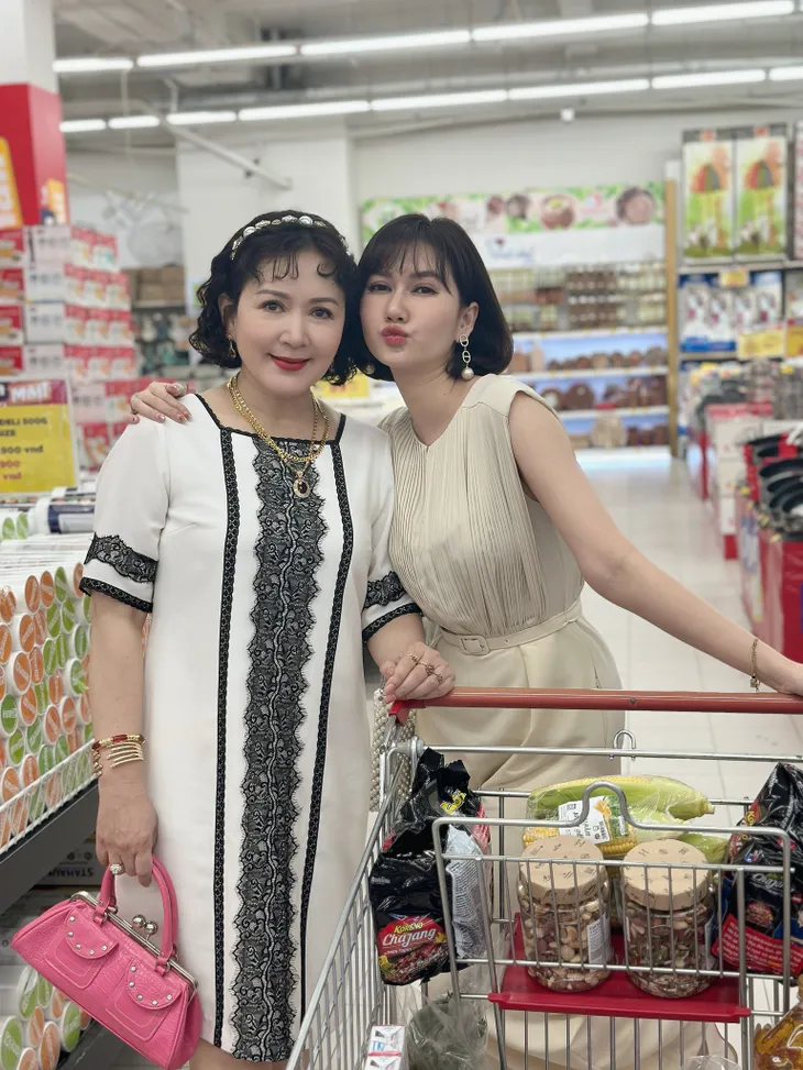 Món quà của cha: Thái Vũ điển trai, Ngọc Huyền nhí nhảnh trên phim trường - Ảnh 2. Món quà của cha: Thái Vũ điển trai, Ngọc Huyền nhí nhảnh trên phim trường - Ảnh 2.