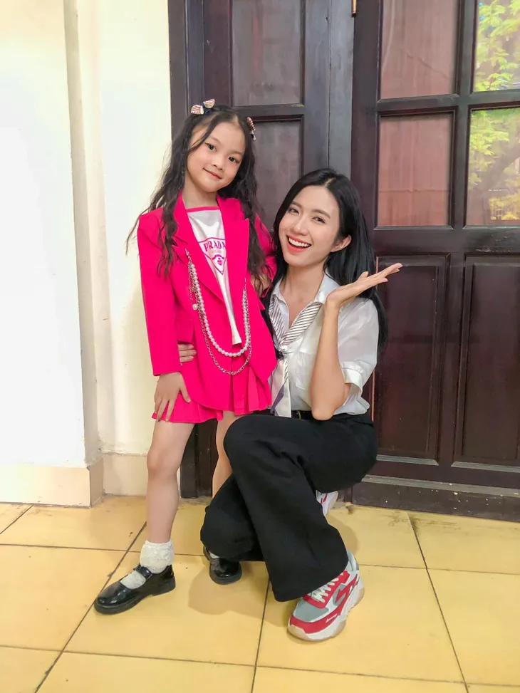 Món quà của cha: Thái Vũ điển trai, Ngọc Huyền nhí nhảnh trên phim trường - Ảnh 4. Món quà của cha: Thái Vũ điển trai, Ngọc Huyền nhí nhảnh trên phim trường - Ảnh 4.