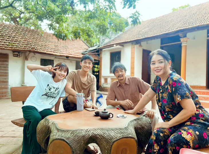 Món quà của cha: Thái Vũ điển trai, Ngọc Huyền nhí nhảnh trên phim trường - Ảnh 6. Món quà của cha: Thái Vũ điển trai, Ngọc Huyền nhí nhảnh trên phim trường - Ảnh 6.