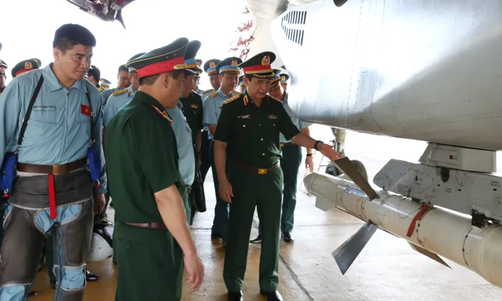 Đại tướng Phan Văn Giang kiểm tra, làm việc tại Quân chủng Phòng không - Không quân và Bộ Tư lệnh Quân đoàn 2 - Ảnh 4. Đại tướng Phan Văn Giang kiểm tra, làm việc tại Quân chủng Phòng không - Không quân và Bộ Tư lệnh Quân đoàn 2 - Ảnh 4.