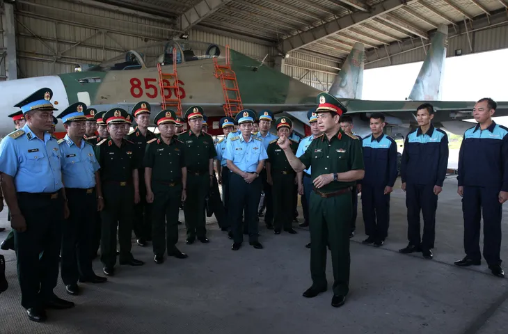 Đại tướng Phan Văn Giang kiểm tra, làm việc tại Quân chủng Phòng không - Không quân và Bộ Tư lệnh Quân đoàn 2 - Ảnh 5. Đại tướng Phan Văn Giang kiểm tra, làm việc tại Quân chủng Phòng không - Không quân và Bộ Tư lệnh Quân đoàn 2 - Ảnh 5.
