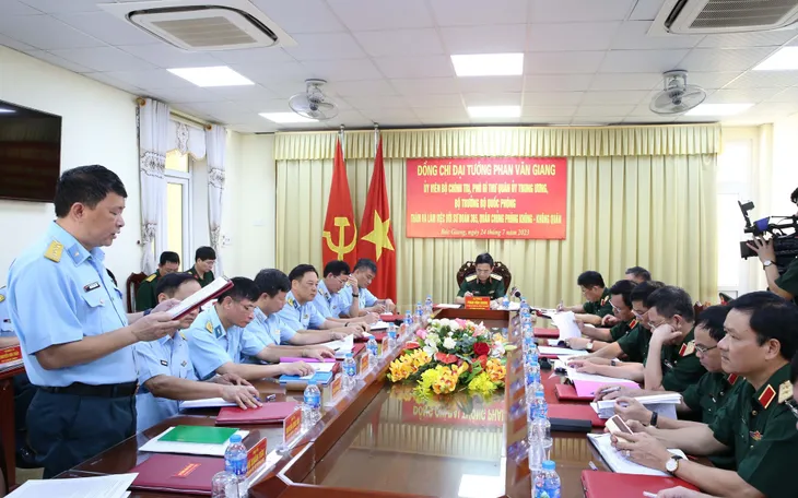 Đại tướng Phan Văn Giang kiểm tra, làm việc tại Quân chủng Phòng không - Không quân và Bộ Tư lệnh Quân đoàn 2 - Ảnh 2. Đại tướng Phan Văn Giang kiểm tra, làm việc tại Quân chủng Phòng không - Không quân và Bộ Tư lệnh Quân đoàn 2 - Ảnh 2.