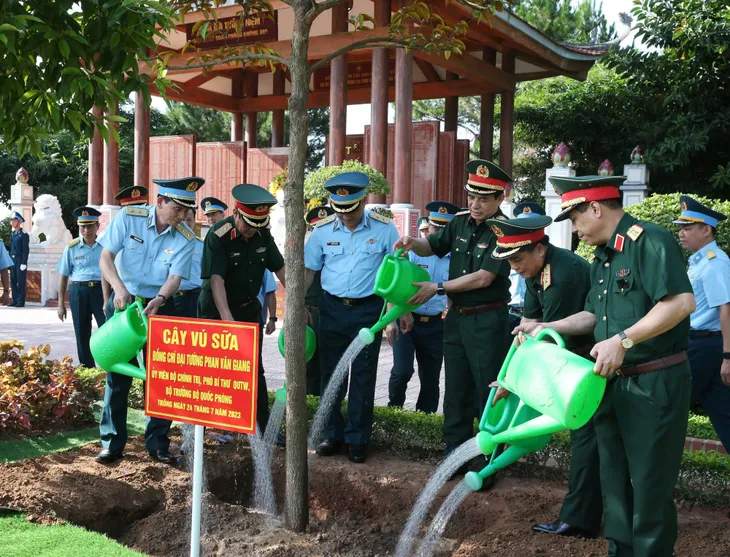 Đại tướng Phan Văn Giang kiểm tra, làm việc tại Quân chủng Phòng không - Không quân và Bộ Tư lệnh Quân đoàn 2 - Ảnh 7. Đại tướng Phan Văn Giang kiểm tra, làm việc tại Quân chủng Phòng không - Không quân và Bộ Tư lệnh Quân đoàn 2 - Ảnh 7.