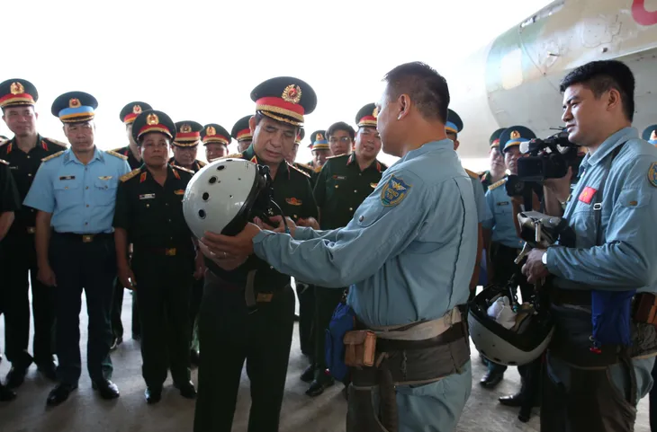 Đại tướng Phan Văn Giang kiểm tra, làm việc tại Quân chủng Phòng không - Không quân và Bộ Tư lệnh Quân đoàn 2 - Ảnh 8. Đại tướng Phan Văn Giang kiểm tra, làm việc tại Quân chủng Phòng không - Không quân và Bộ Tư lệnh Quân đoàn 2 - Ảnh 8.