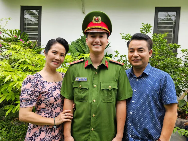 Hé lộ gia đình nhỏ của Huỳnh Anh trong phim mới - Ảnh 4. Hé lộ gia đình nhỏ của Huỳnh Anh trong phim mới - Ảnh 4.