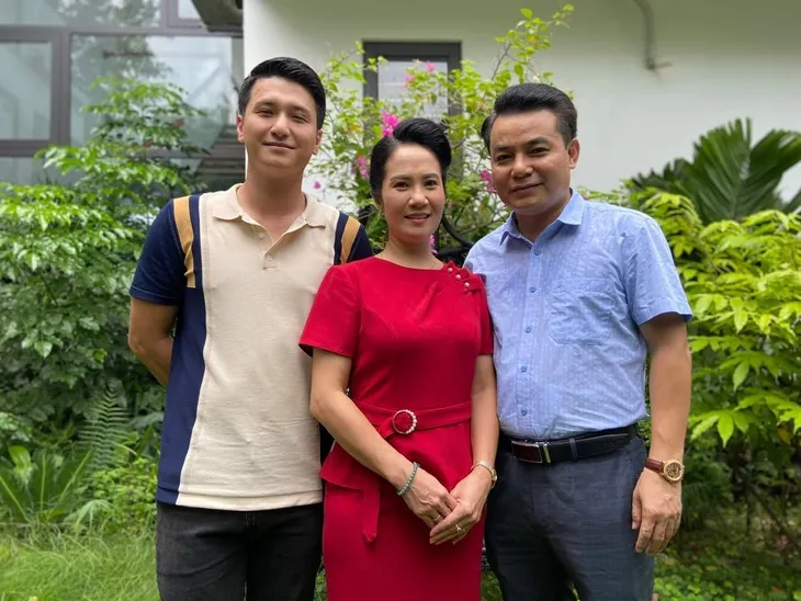 Hé lộ gia đình nhỏ của Huỳnh Anh trong phim mới - Ảnh 5. Hé lộ gia đình nhỏ của Huỳnh Anh trong phim mới - Ảnh 5.