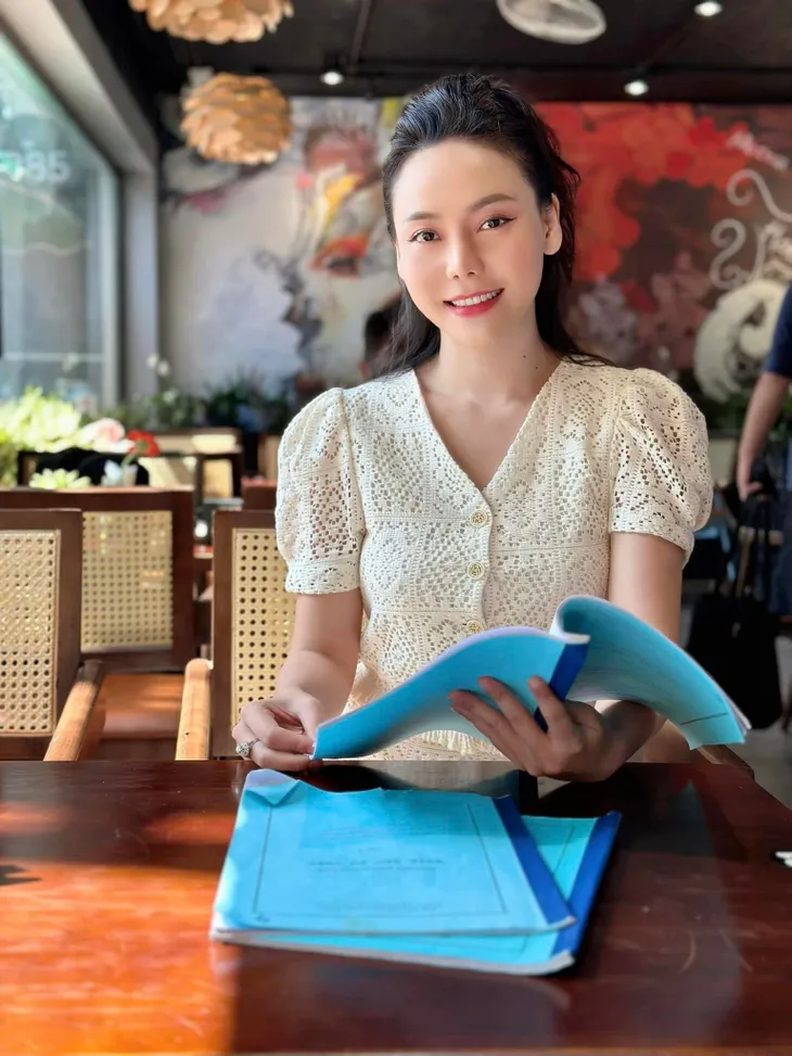 Phim mới VFC: Cá đông lạnh Bảo Anh có thêm Mù tạt Huyền Trang - Ảnh 9. Phim mới VFC: Cá đông lạnh Bảo Anh có thêm Mù tạt Huyền Trang - Ảnh 9.