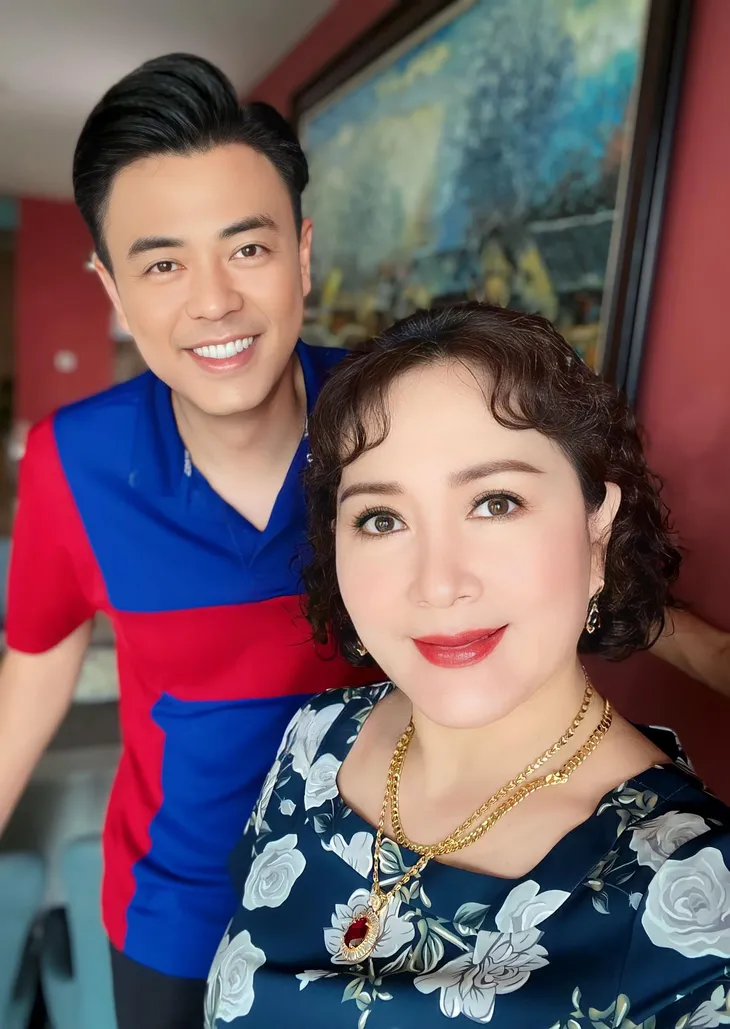 Món quà của cha: Tuấn Tú và mẹ vợ NSND Minh Hòa cực thân thiết ở hậu trường - Ảnh 2. Món quà của cha: Tuấn Tú và mẹ vợ NSND Minh Hòa cực thân thiết ở hậu trường - Ảnh 2.