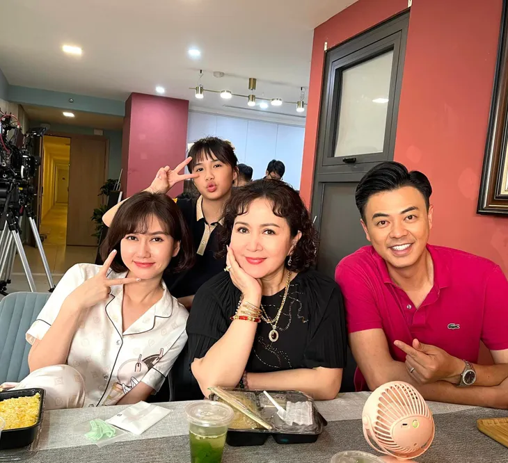Món quà của cha: Tuấn Tú và mẹ vợ NSND Minh Hòa cực thân thiết ở hậu trường - Ảnh 4. Món quà của cha: Tuấn Tú và mẹ vợ NSND Minh Hòa cực thân thiết ở hậu trường - Ảnh 4.