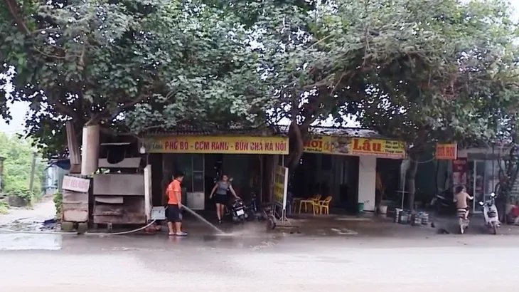 Bụi phủ dày như sương mờ, môi trường ô nhiễm bởi xe chở vật liệu xây dựng - Ảnh 2.