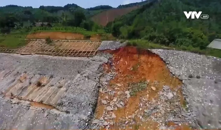 Nhanh chóng khắc phục điểm sạt lở trên cao tốc Nội Bài - Lào Cai - Ảnh 4.