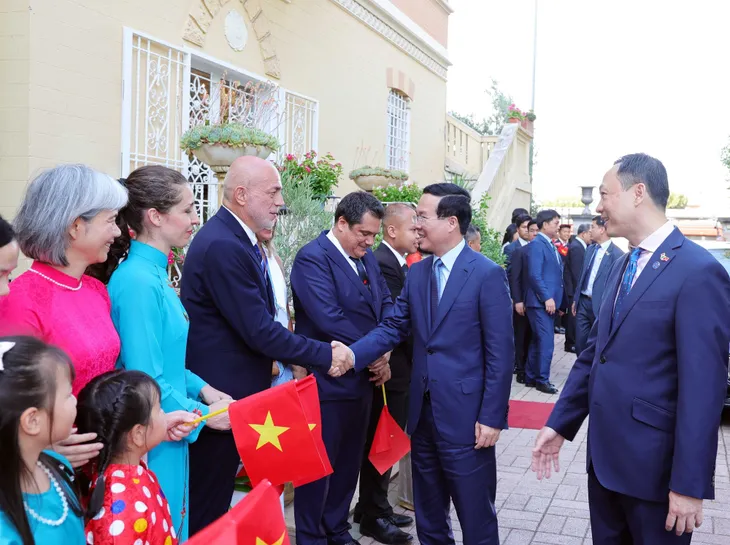 Chủ tịch nước Võ Văn Thưởng gặp mặt kiều bào và những người bạn Italy thân thiết với Việt Nam - Ảnh 1. Chủ tịch nước Võ Văn Thưởng gặp mặt kiều bào và những người bạn Italy thân thiết với Việt Nam - Ảnh 1.