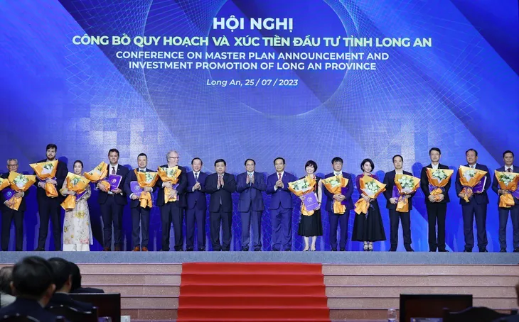 Thủ tướng dự Hội nghị công bố Quy hoạch và xúc tiến đầu tư tỉnh Long An - Ảnh 3. Thủ tướng dự Hội nghị công bố Quy hoạch và xúc tiến đầu tư tỉnh Long An - Ảnh 3.