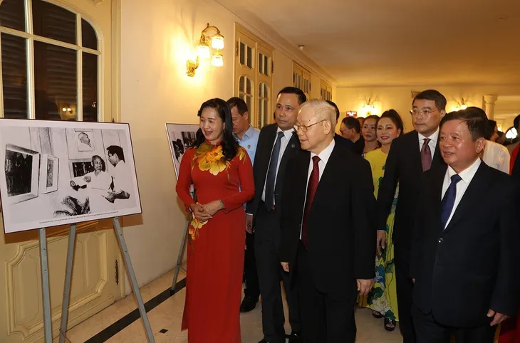 Tổng Bí thư dự lễ kỷ niệm 75 năm thành lập Liên hiệp các Hội Văn học nghệ thuật Việt Nam - Ảnh 3. Tổng Bí thư dự lễ kỷ niệm 75 năm thành lập Liên hiệp các Hội Văn học nghệ thuật Việt Nam - Ảnh 3.