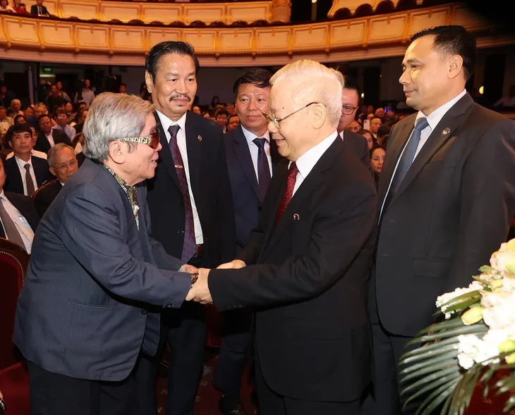 Tổng Bí thư dự lễ kỷ niệm 75 năm thành lập Liên hiệp các Hội Văn học nghệ thuật Việt Nam - Ảnh 1. Tổng Bí thư dự lễ kỷ niệm 75 năm thành lập Liên hiệp các Hội Văn học nghệ thuật Việt Nam - Ảnh 1.