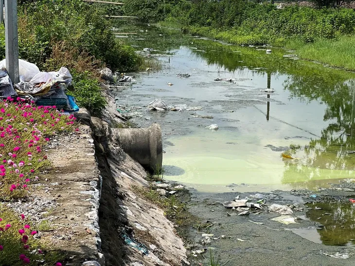 Nam Định: Sông, kênh mương đặc quánh, bốc mùi tại làng nghề tái chế nhôm - Ảnh 7. Nam Định: Sông, kênh mương đặc quánh, bốc mùi tại làng nghề tái chế nhôm - Ảnh 7.