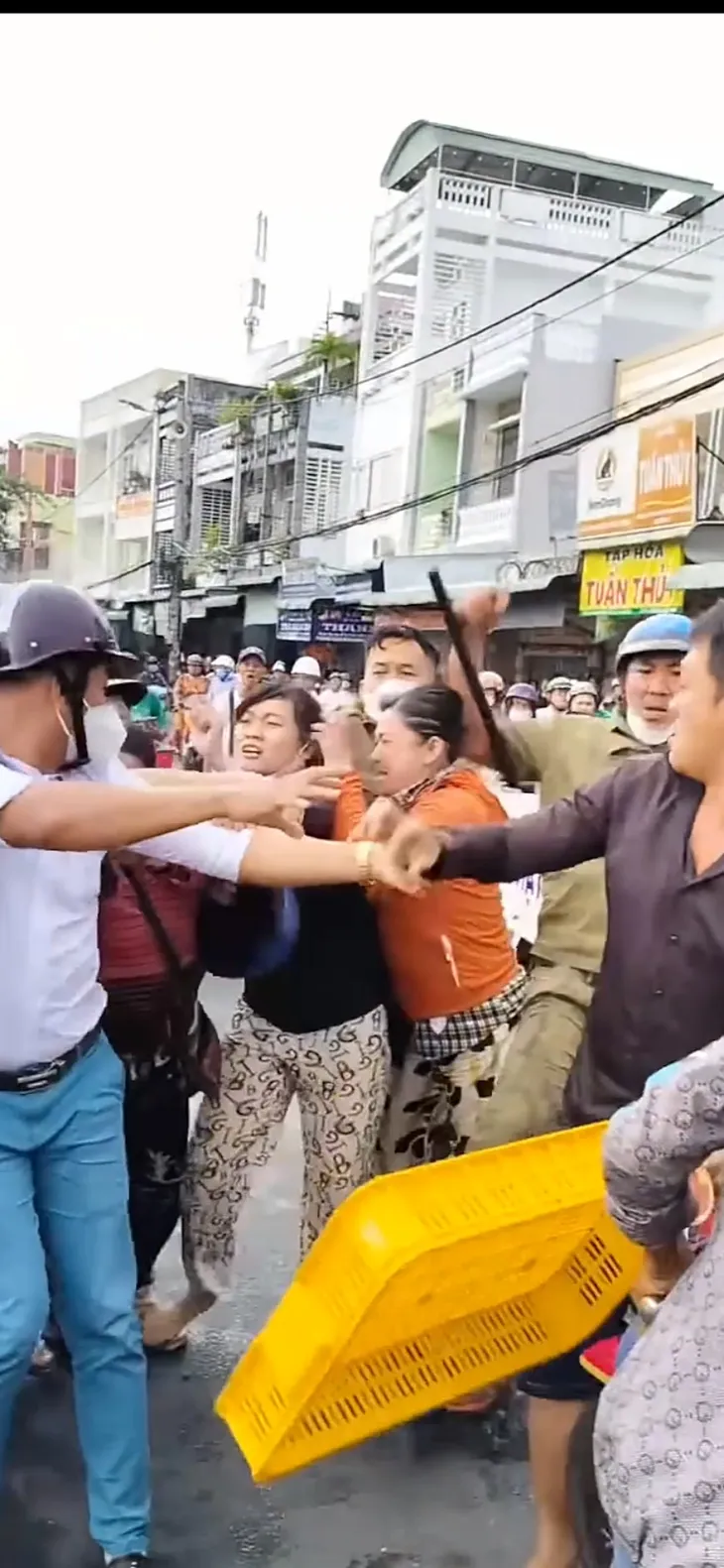 Cà Mau: Thông tin vụ việc trật tự đô thị xô xát với tiểu thương - Ảnh 1. Cà Mau: Thông tin vụ việc trật tự đô thị xô xát với tiểu thương - Ảnh 1.